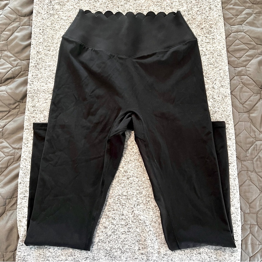 Like New BuffBunny Rosa Scallop Legging